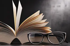 Empty Library Table Stampe: Composition with open book and glasses on the table