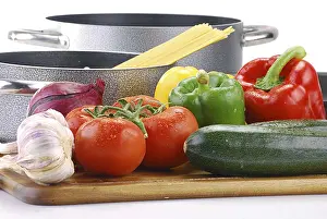 Nutritionally Balanced Meal Stampe: Composition with raw vegetables and spaghetti