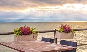 Atmospheric Evening Sky Photography Stampe: Conceptual image with an empty table