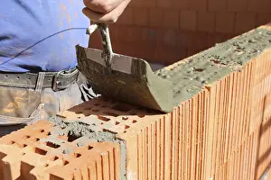 Handicraft Industry Stampe: Construction worker (bricklayer) on the building site