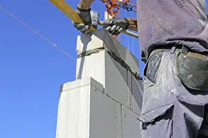 Residential Building Construction Stampe: Construction worker (bricklayer) on the building site