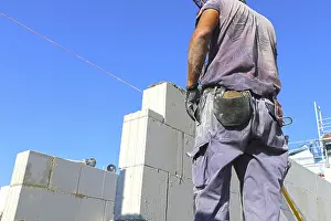 Residential Building Industry Stampe: Construction worker (bricklayer) on the building site