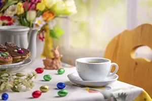 Empty Coffee Table Scene Stampe: Cosy coffee table with Easter biscuits and spring decorations in the background