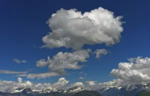 Blue Sky Cumulus Cloud Formation Stampe: Cumulus clouds over mountain range
