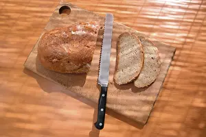 Coloured Food Photography Stampe: Cutting bread