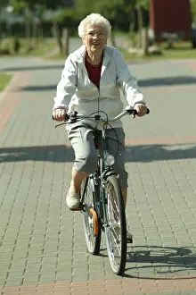 Female Cyclist Stampe: Cyclist