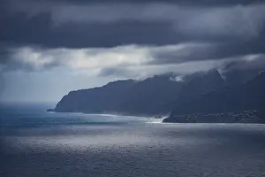 Deserted Rocky Shore Stampe: Damatic clouds over the sea, cliffs