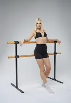 Ballet Dancer Pose Stampe: A dancer is posing elegantly at the ballet barre