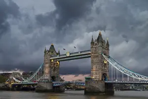 Tower Bridge London England Stampe: Dark clouds over the Tower Bridge