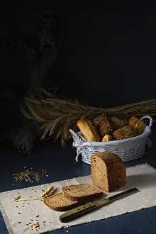 Wholemeal Bread Stampe: Delicious rye bread on the table