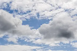 Natural Light Photography Stampe: Dense clouds float in the blue sky and create a calming landscape