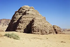 Jordan Desert Landscape Stampe: Desert plain with sandstone cliffs