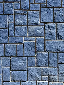 Modern Architectural Design Stampe: A detailed image of a blue stone wall featuring interlocking rectangular tiles with a rough texture