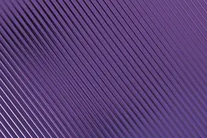 Stampe di Linee diagonali viola creano un pattern ritmico, testo lucido con sfumature blu-viola delicate, profondità liscia. Background astratto geometrico minimalista Sculture Cubiste Stampe: Linee diagonali viola creano un pattern ritmico.