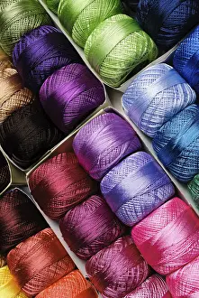 Prismatic Colors Stampe: Different color threads on rows in the store