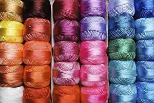 Prismatic Colors Stampe: Different color threads on rows in the store