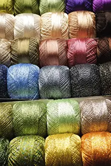 Prismatic Colors Stampe: Different color threads on rows in the store