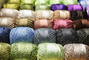 Prismatic Colors Stampe: Different color threads on rows in the store