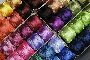 Prismatic Colors Stampe: Different color threads on rows in the store