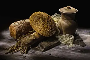 Bread Types Stampe: Different kinds of bread and ceramic vase on a studio background