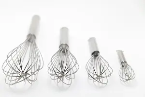 Kitchen Tool Assortment Stampe: Different sized whisks