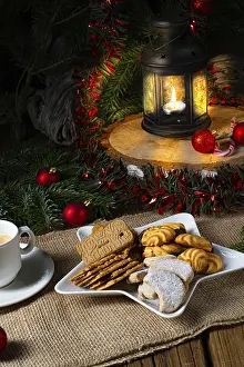 Rustic Christmas Decorations Stampe: Different types of biscuits with rustic Christmas decorations