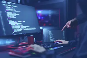Virus Protection Stampe: Digital crime, Hacker coding virus and ransomware attack cyber data system