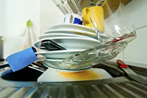 Kitchen Cleanliness Stampe: Dirty tableware in a kitchen