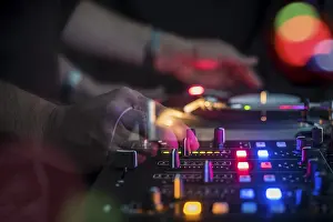 Electronic Music Technology Stampe: DJ @ Work