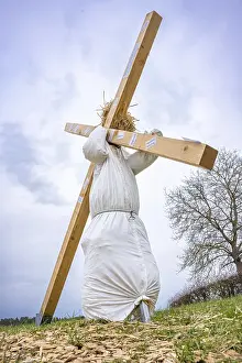 Black Forest Photography Stampe: Doll carrying cross on Easter path