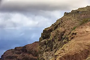 Deserted Cliff Coast Stampe: Dramatic cliffs above the sea under a cloudy sky