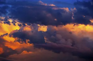 Dramatic Cloud Formation Stampe: Dramatic cloud atmosphere, red sky with clouds
