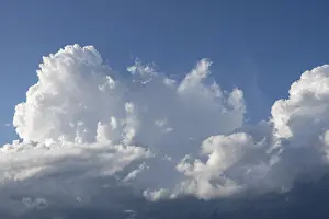 Weather Forecast Images Stampe: Dramatic cloud formation, fast rising (cumulus) clouds