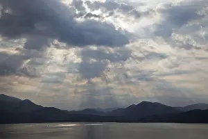 Dramatic Cloud Formation Stampe: Dramatic cloud formation, sunbeams behind dark clouds