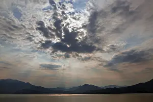 Thunderstorm Mood Europe Stampe: Dramatic cloud formation, sunbeams behind dark clouds