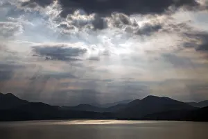 Dramatic Cloud Formation Stampe: Dramatic cloud formation, sunbeams behind dark clouds