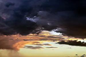 Deserted Evening Sky Stampe: Dramatic cloud sky, dark thunderclouds at sunset