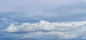 Dramatic Cloud Formation Stampe: Dramatic Clouds on blue sky, England
