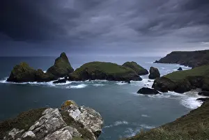 Dramatic Clouds Stampe: Dramatic clouds on rocky coast