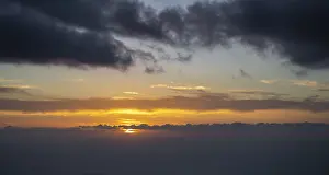 Atmospheric Evening Mood Stampe: Dramatic clouds, sunset