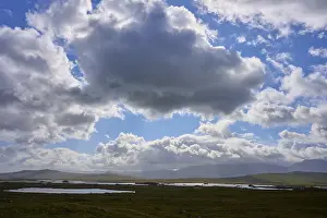 Lago Stampe: Nuvole drammatiche su un vasto paesaggio piano con più piccoli laghi.
