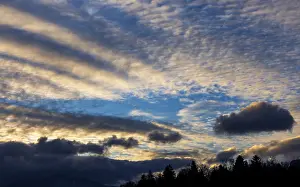 European Cloudy Skies Stampe: Dramatic cloudy sky, cirrus clouds at sunset