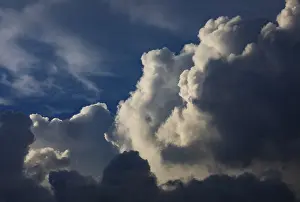 Nice Weather Travel Photography Stampe: Dramatic cloudy sky with clouds (cumulus)