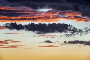 Dramatic Sunset Clouds Stampe: Dramatic cloudy sky, dark storm clouds at sunset
