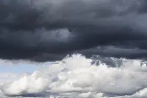 Cumulus Humilis Clouds Stampe: Dramatic cloudy sky, dark thundercloud over light cumulus clouds