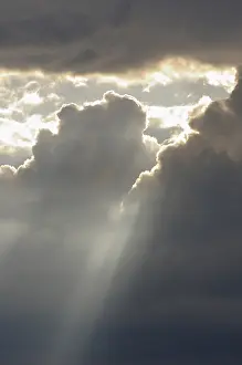 Atmospheric Light Scene Stampe: Dramatic cloudy sky with sun rays