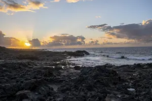 Volcanic Rock Coast Stampe: Dramatic cloudy sky with sunbeams at sunset
