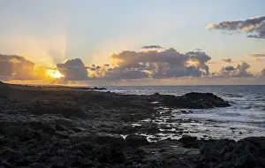 Spanish Coastline Stampe: Dramatic cloudy sky with sunbeams at sunset