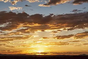 Sunset In The USA Stampe: Dramatic cloudy sky at sunset, backlight