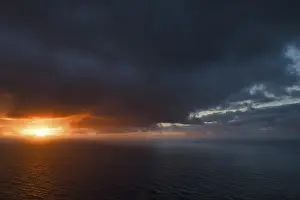 Dark Cloudy Sky Stampe: Dramatic dark cloudy sky at sunset